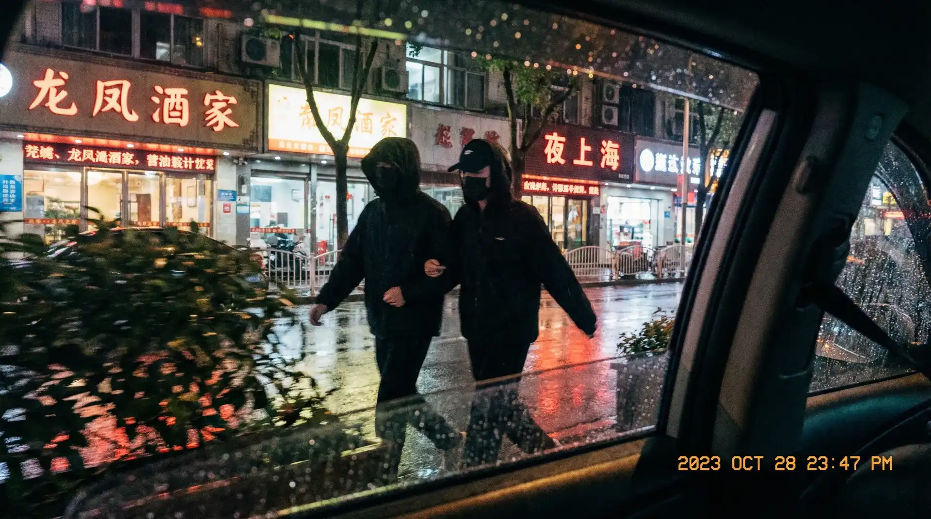 亚娱集团娱乐 - 顶流明星深夜密会现场抓拍照片